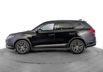 Подержанный автомобиль Mitsubishi Outlander 2018 года (8 фото)