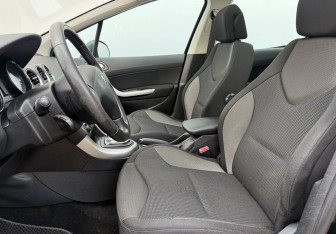 Подержанный автомобиль Peugeot 308 Hatchback 2009 года (10 фото)