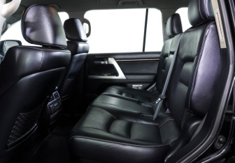 Подержанный автомобиль Toyota Land Cruiser Suv 2012 года (11 фото)