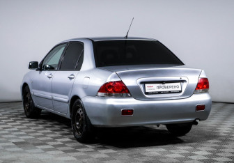 Подержанный автомобиль Mitsubishi Lancer Sedan 2007 года (7 фото)