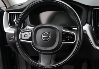 Подержанный автомобиль Volvo XC60 2019 года (17 фото)