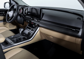 Подержанный автомобиль Kia Carnival 2023 года (9 фото)