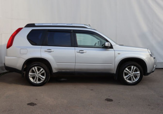 Подержанный автомобиль Nissan X-Trail 2012 года (7 фото)