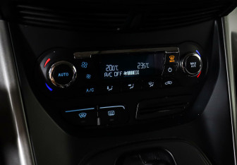 Подержанный автомобиль Ford Kuga 2015 года (14 фото)