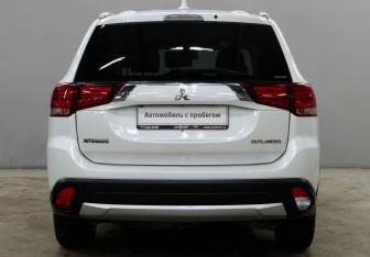 Подержанный автомобиль Mitsubishi Outlander 2018 года (6 фото)