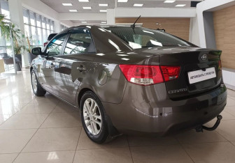 Подержанный автомобиль Kia Cerato Sedan 2011 года (7 фото)