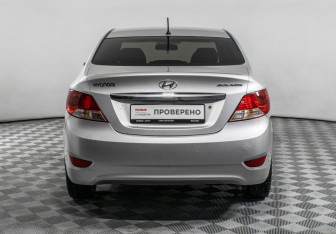 Подержанный автомобиль Hyundai Solaris Sedan 2012 года (6 фото)