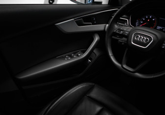 Подержанный автомобиль Audi A4 Sedan 2018 года (15 фото)