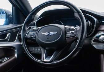 Подержанный автомобиль Genesis G70 2021 года (15 фото)