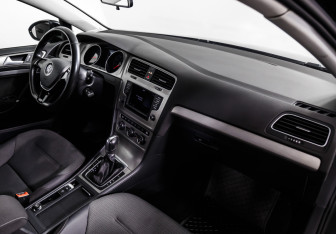 Подержанный автомобиль Volkswagen Golf Hatchback 2016 года (9 фото)