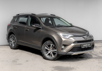 Подержанный автомобиль Toyota RAV4 2016 года (3 фото)