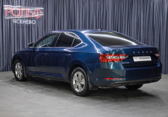 Подержанный автомобиль Skoda Superb Liftback 2021 года (7 фото)