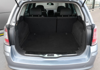 Подержанный автомобиль Opel Astra Wagon 2011 года (8 фото)