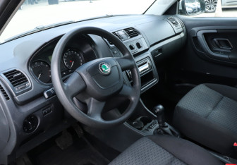 Подержанный автомобиль Skoda Fabia Hatchback 2012 года (13 фото)