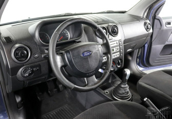 Подержанный автомобиль Ford Fusion 2005 года (9 фото)