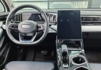 Подержанный автомобиль Geely Atlas 2023 года (18 фото)