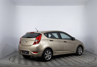 Подержанный автомобиль Hyundai Solaris Hatchback 2011 года (5 фото)