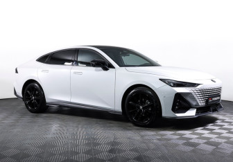 Подержанный автомобиль Changan UNI-V 2023 года (3 фото)