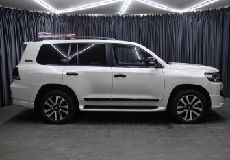 Подержанный автомобиль Toyota Land Cruiser Suv 2018 года (4 фото)