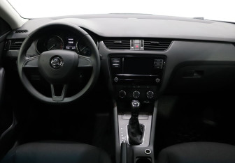 Подержанный автомобиль Skoda Octavia Liftback 2019 года (13 фото)