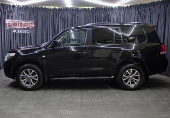 Подержанный автомобиль Toyota Land Cruiser Suv 2008 года (8 фото)