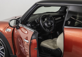 Подержанный автомобиль MINI Hatch 2020 года (11 фото)