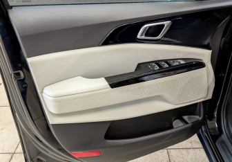 Подержанный автомобиль Kia Carnival 2021 года (18 фото)