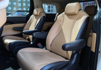 Подержанный автомобиль Kia Carnival 2021 года (10 фото)