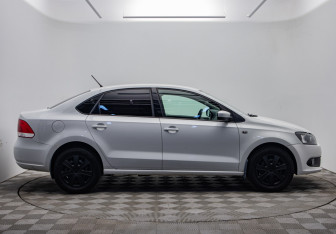 Подержанный автомобиль Volkswagen Polo Sedan 2014 года (6 фото)