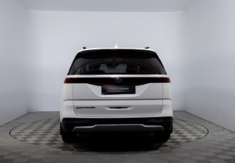 Подержанный автомобиль Kia Carnival 2021 года (6 фото)