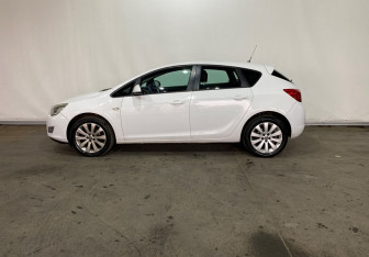 Подержанный автомобиль Opel Astra Hatchback 2011 года (8 фото)