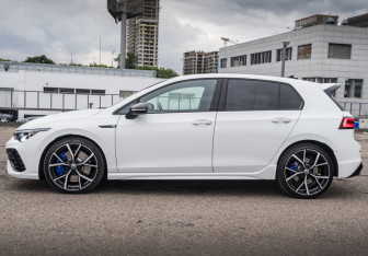 Подержанный автомобиль Volkswagen Golf R Hatchback 2021 года (10 фото)