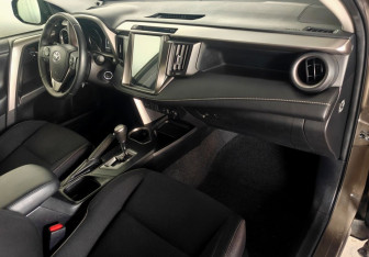 Подержанный автомобиль Toyota RAV4 2016 года (10 фото)