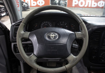 Подержанный автомобиль Toyota Land Cruiser Suv 2002 года (16 фото)