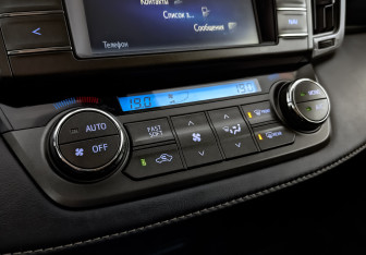 Подержанный автомобиль Toyota RAV4 2014 года (27 фото)