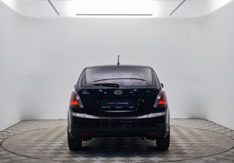 Подержанный автомобиль Kia Rio Hatchback 2010 года (6 фото)