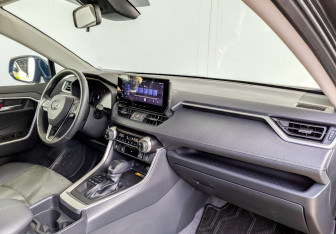Подержанный автомобиль Toyota RAV4 2024 года (11 фото)