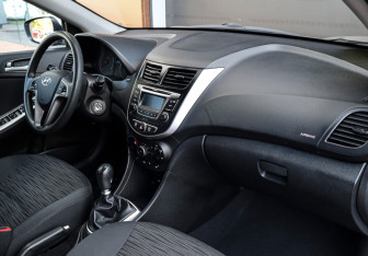 Подержанный автомобиль Hyundai Solaris Hatchback 2015 года (9 фото)