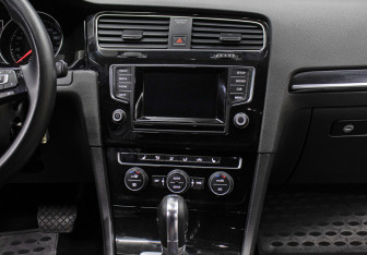 Подержанный автомобиль Volkswagen Golf Hatchback 2013 года (15 фото)