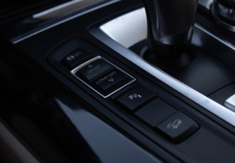 Подержанный автомобиль BMW X5 2015 года (23 фото)