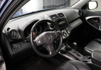 Подержанный автомобиль Toyota RAV4 2008 года (7 фото)