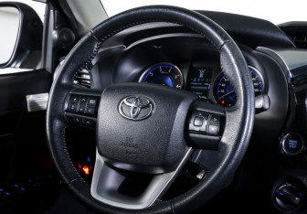 Подержанный автомобиль Toyota Hilux 2015 года (14 фото)