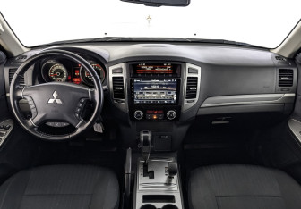 Подержанный автомобиль Mitsubishi Pajero 2021 года (14 фото)