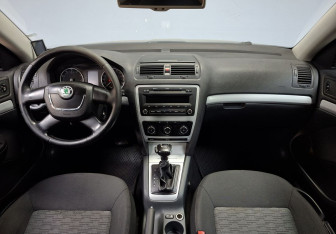 Подержанный автомобиль Skoda Octavia Liftback 2011 года (17 фото)