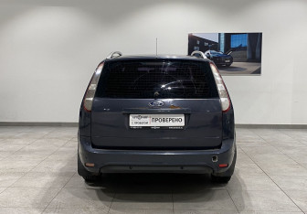 Подержанный автомобиль Ford Focus Wagon 2010 года (6 фото)