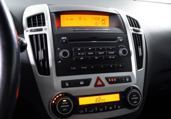 Подержанный автомобиль Kia Ceed Hatchback 2008 года (18 фото)