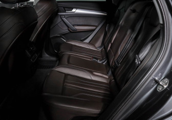Подержанный автомобиль Audi Q5 2021 года (10 фото)