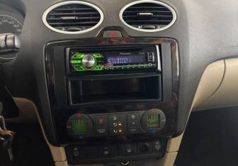 Подержанный автомобиль Ford Focus Sedan 2006 года (13 фото)