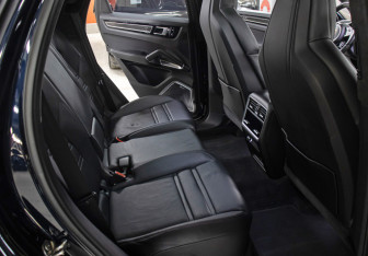 Подержанный автомобиль Porsche Cayenne 2018 года (12 фото)