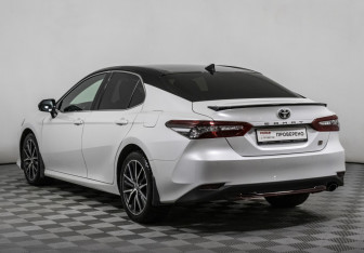 Подержанный автомобиль Toyota Camry Sedan 2021 года (7 фото)